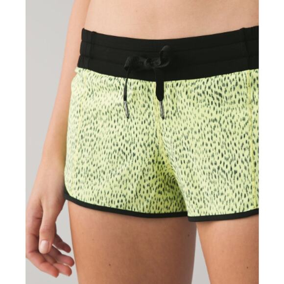 lululemon athletica Pants - Lululemon Hotty Hot Short Dottie Dash Clarity Yellow Black Shorts Women Sz 8